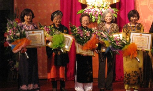 Phụ nữ Việt Nam ở nước ngoài góp phần giữ gìn bản sắc văn hóa dân tộc - ảnh 1